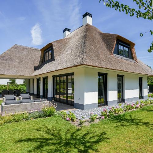 Rietgedekte villa