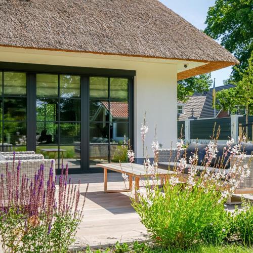 Rietgedekte villa