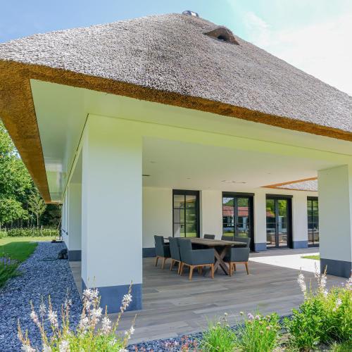 Rietgedekte villa