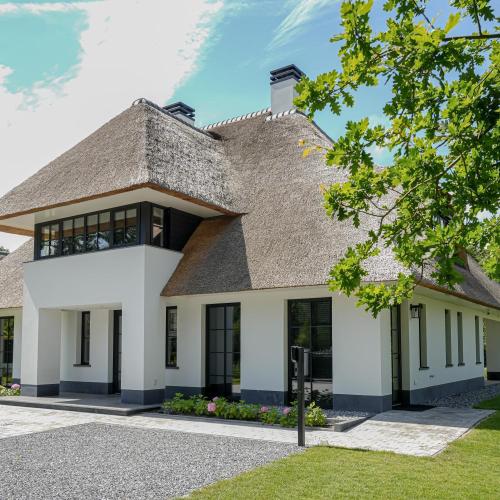 Rietgedekte villa