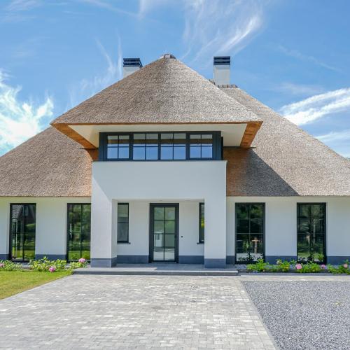 Rietgedekte villa