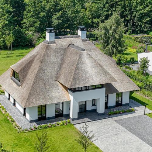 Rietgedekte villa