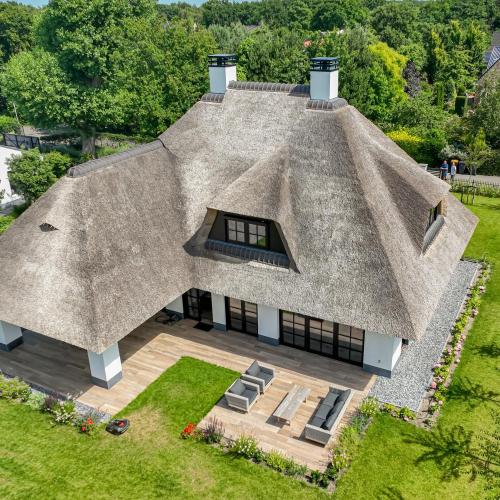 Rietgedekte villa