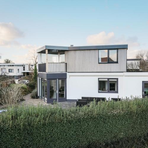 Uitbreiding boven op woning