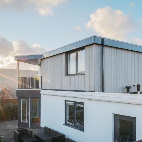 Uitbreiding boven op woning
