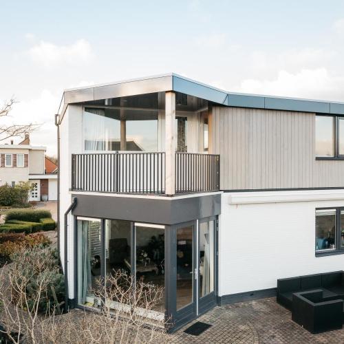 Uitbreiding boven op woning