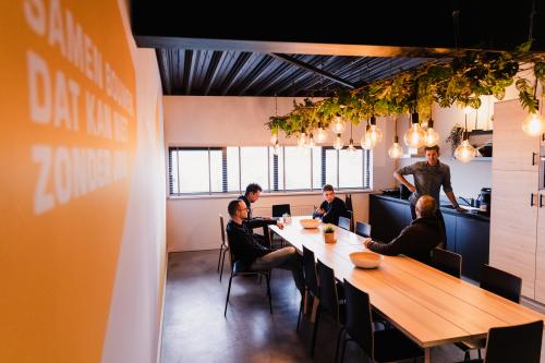 Werknemers Stoutjesdijk Bouw aan tafel