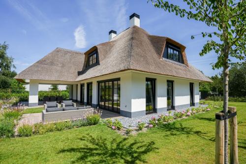 Rietgedekte villa