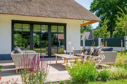 Rietgedekte villa